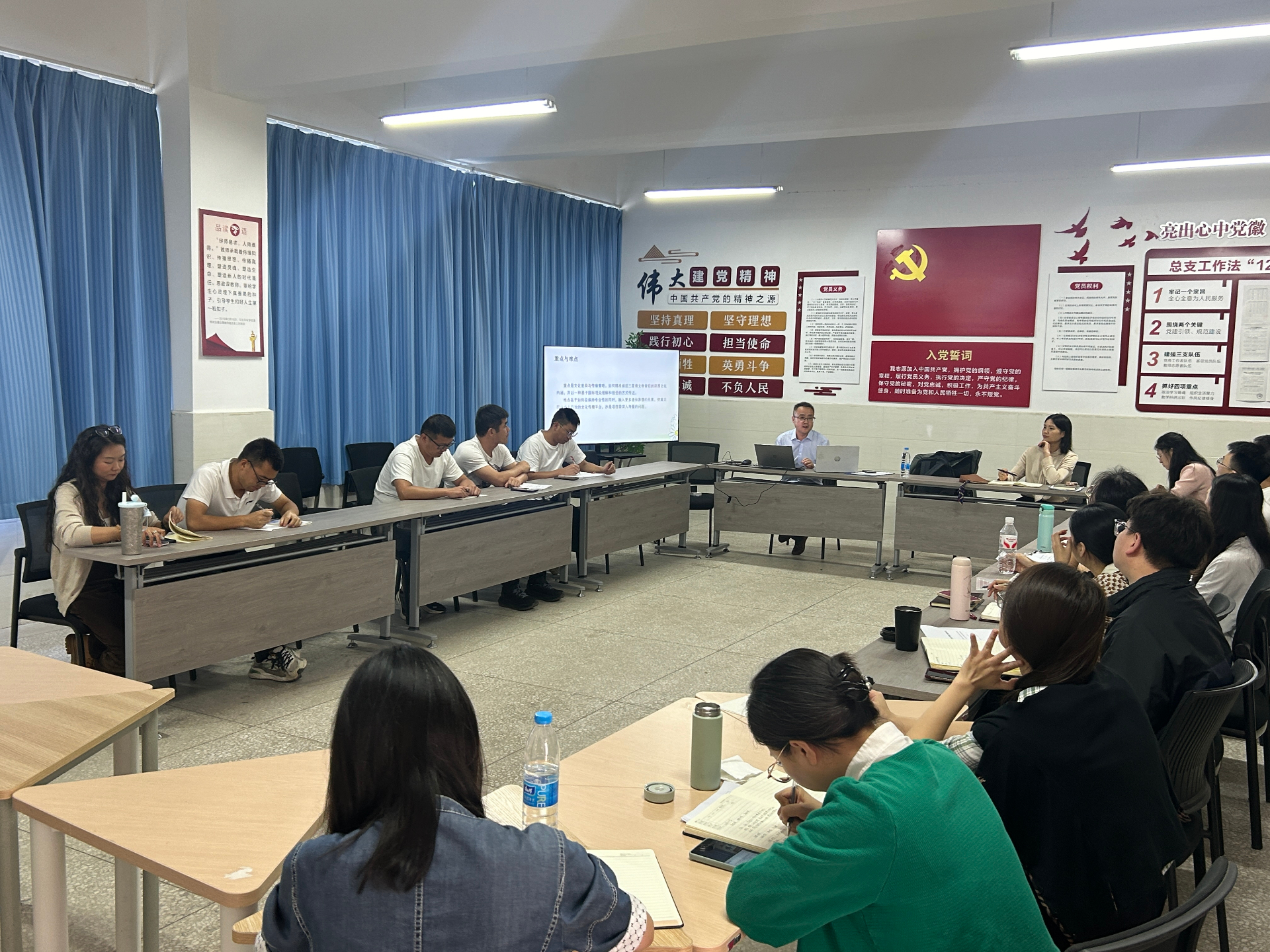 人文社科部邀請(qǐng)?jiān)和鈱＜议_(kāi)展科研課題申報(bào)專題講座